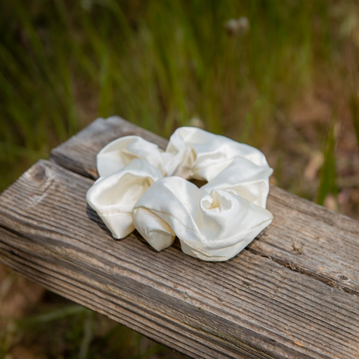 BLOO scrunchie manolia white scrunchie large